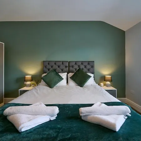Stunning Two Bedroom In Denton By Eason Stays, Ideal For Weekend Getaways & Business Travellers - With Free Parking!