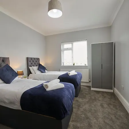 Stunning Two Bedroom In Denton By Eason Stays, Ideal For Weekend Getaways & Business Travellers - With Free Parking!