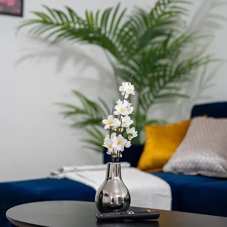 Modern 2 Bed With Driveway Near Coop Live & Etihad Stadium , Sleeps 5 , Self Checkin And Free Parking Manchester