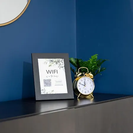 Modern 2 Bed With Driveway Near Coop Live & Etihad Stadium , Sleeps 5 , Self Checkin And Free Parking