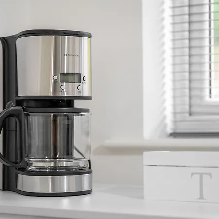 Modern 2 Bed With Driveway Near Coop Live & Etihad Stadium , Sleeps 5 , Self Checkin And Free Parking Hébergement de vacances *