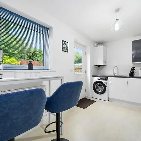 Modern 2 Bed With Driveway Near Coop Live & Etihad Stadium , Sleeps 5 , Self Checkin And Free Parking *