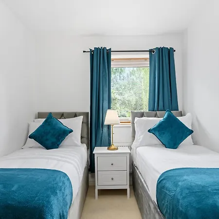 Modern 2 Bed With Driveway Near Coop Live & Etihad Stadium , Sleeps 5 , Self Checkin And Free Parking Dom wakacyjny