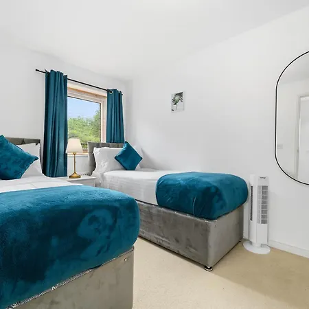 Modern 2 Bed With Driveway Near Coop Live & Etihad Stadium , Sleeps 5 , Self Checkin And Free Parking Hébergement de vacances *