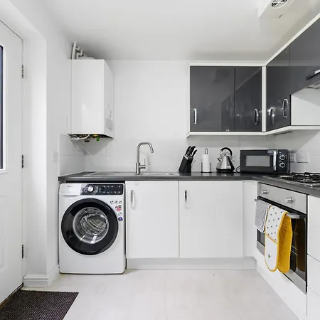 Modern 2 Bed With Driveway Near Coop Live & Etihad Stadium , Sleeps 5 , Self Checkin And Free Parking Manchester