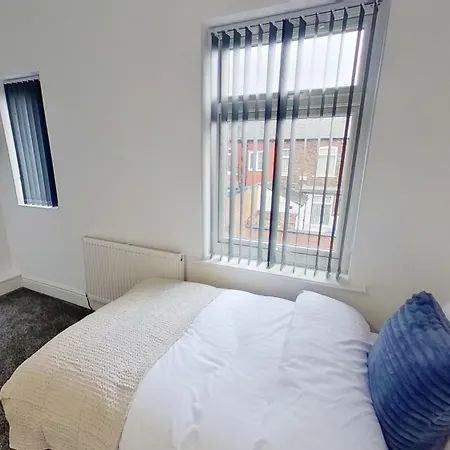 Holiday home Elegant 2 Bed House Near Centre *