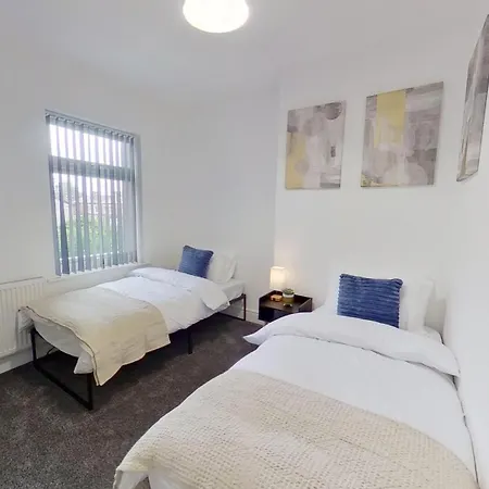 Elegant 2 Bed House Near Centre