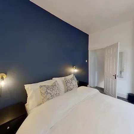 Elegant 2 Bed House Near Centre Manchester