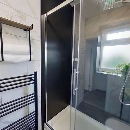 Elegant 2 Bed House Near Centre *