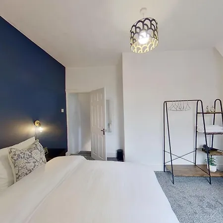 Elegant 2 Bed House Near Centre