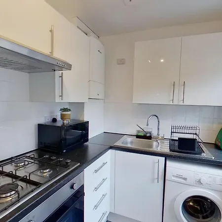 Holiday home Elegant 2 Bed House Near Centre *