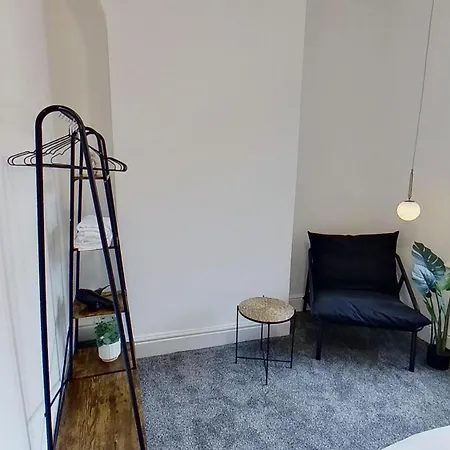 Elegant 2 Bed House Near Centre Manchester