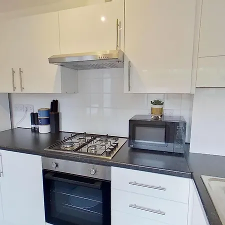 Holiday home Elegant 2 Bed House Near Centre *