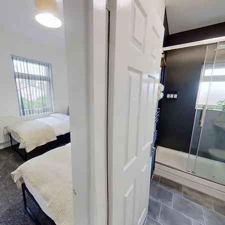 Holiday home Elegant 2 Bed House Near Centre