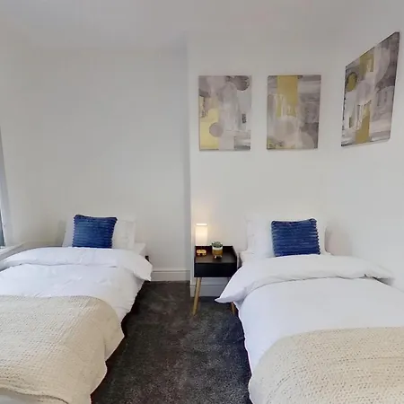 Elegant 2 Bed House Near Centre *