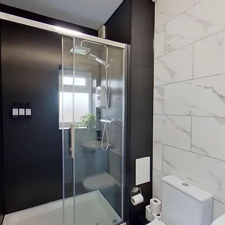 Elegant 2 Bed House Near Centre