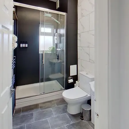Elegant 2 Bed House Near Centre 펜션 *