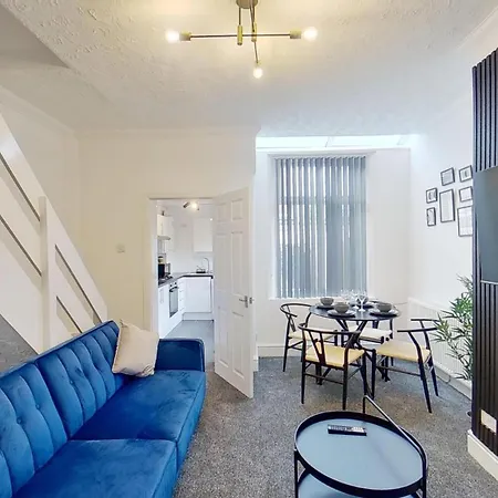 Holiday home Elegant 2 Bed House Near Centre *