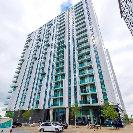 Apartment Media - Skyline View *
