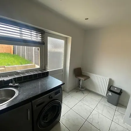 Yourlinkshouse Close To Etihad & Coop Live Arena - Sleeps 4 Holiday home