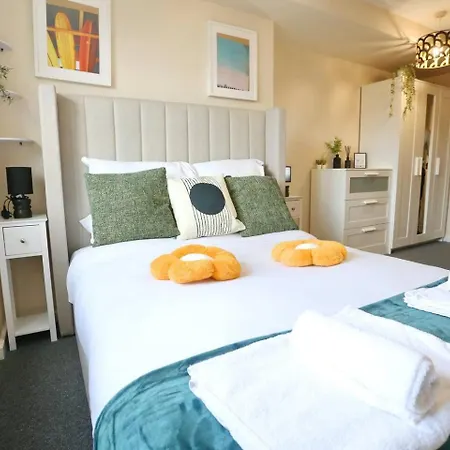 Pass The Keys Free Parking New Build Mins From Manc Old Traff