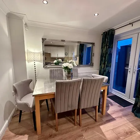 Villa Mufc & Trafford Centre Townhouse 4 Bedroom Free Parking *