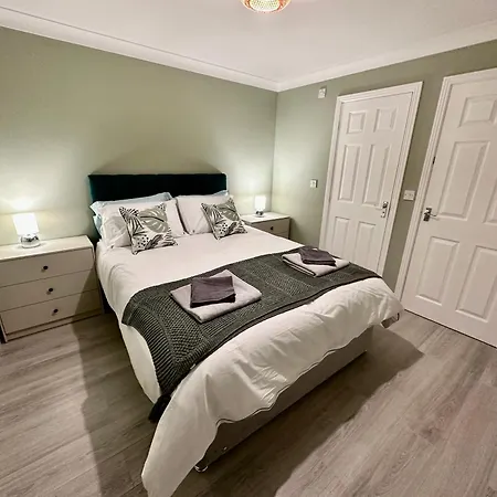 Villa Mufc & Trafford Centre Townhouse 4 Bedroom Free Parking