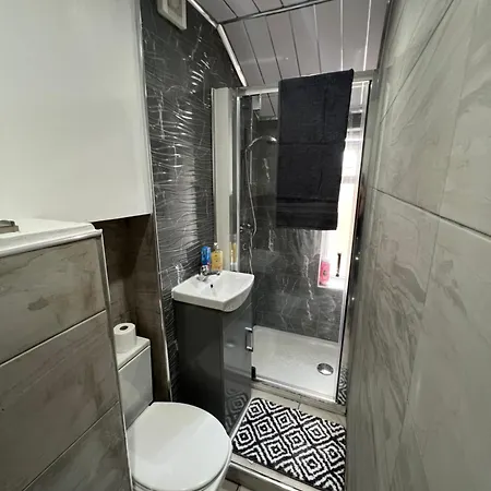 5 Bedroom Cozy And Spacious Home- Sleeps 10 People Manchester