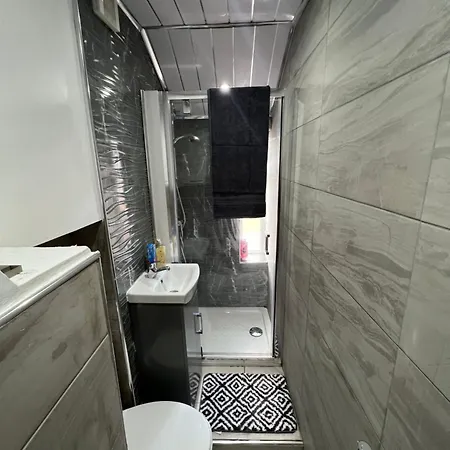 5 Bedroom Cozy And Spacious Home- Sleeps 10 People *