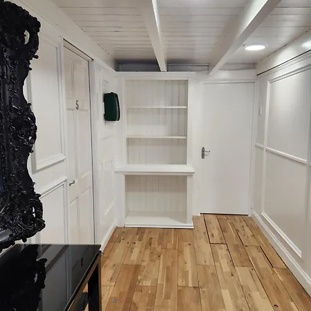 Rainsough - Shared Bathroom - Free Parking & Wifi Guest house *
