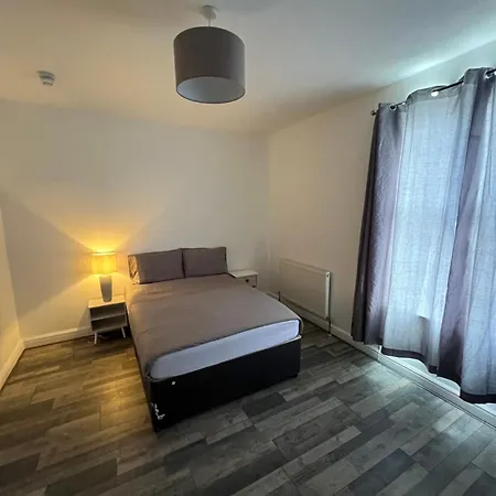 Hébergement de vacances 5 Bedroom Cozy And Spacious Home- Sleeps 10 People Manchester