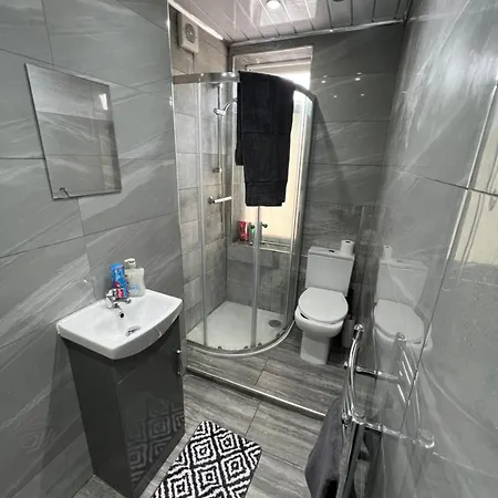 5 Bedroom Cozy And Spacious Home- Sleeps 10 People Manchester