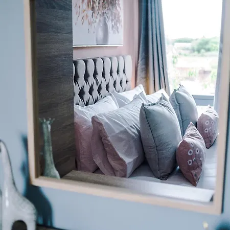 Apartment New! Stunning 2-bed In By 53 Degrees Property, Amazing Location - Sleeps 6!