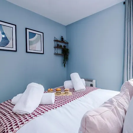 New! Stunning 2-bed In By 53 Degrees Property, Amazing Location - Sleeps 6! 아파트