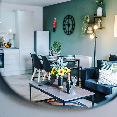 New! Stunning 2-bed In By 53 Degrees Property, Amazing Location - Sleeps 6! Apartment