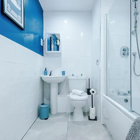 Apartment New! Stunning 2-bed In By 53 Degrees Property, Amazing Location - Sleeps 6!