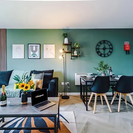Apartment New! Stunning 2-bed In By 53 Degrees Property, Amazing Location - Sleeps 6!