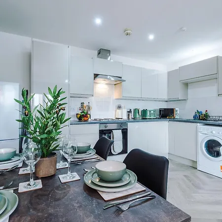 New! Stunning 2-bed In By 53 Degrees Property, Amazing Location - Sleeps 6! *