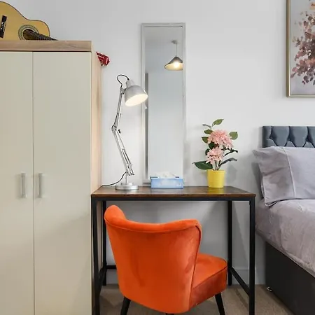 Piccadilly Luxury Three Bedroom Apartment *