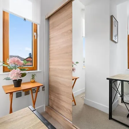 Piccadilly Luxury Three Bedroom *