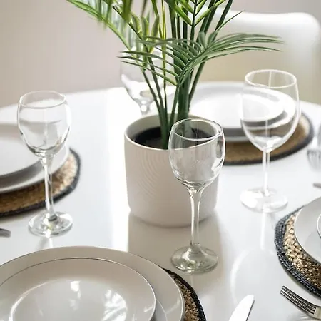 Piccadilly Luxury Three Bedroom Apartment *