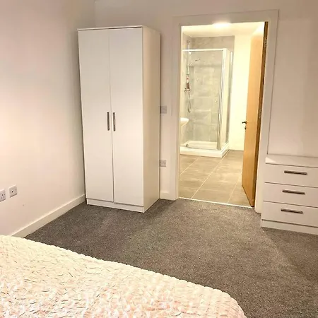 Beautiful Large With Free Secured Parking Manchester
