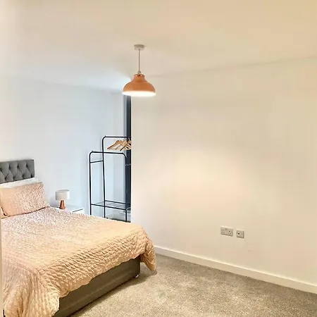 Beautiful Large With Free Secured Parking * Manchester