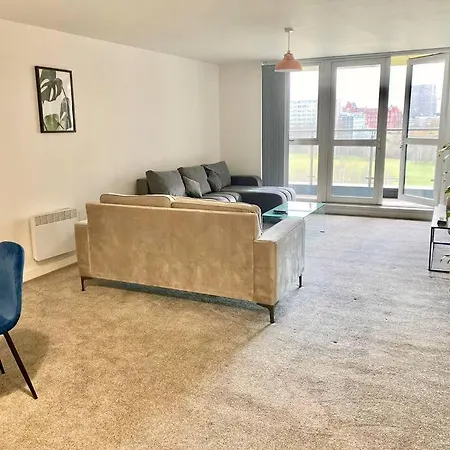 Beautiful Large With Free Secured Parking Lejlighed