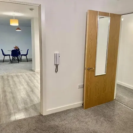 Beautiful Large With Free Secured Parking Manchester