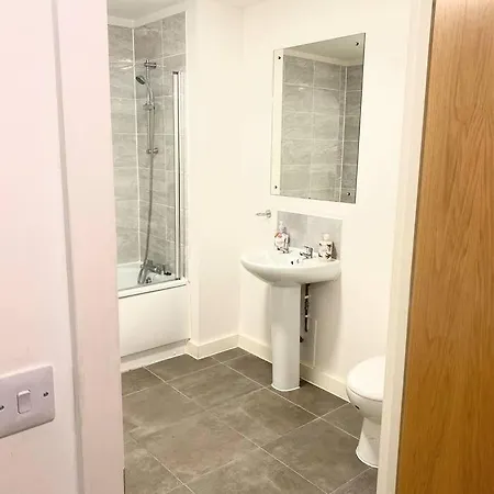 Beautiful Large With Free Secured Parking * Manchester