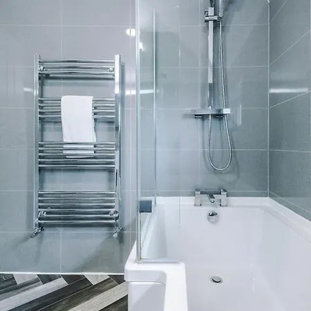 New! Spacious 3-bed House In By 53 Degrees Property, Ideal For Business & Contractors - Sleeps 9! Manchester