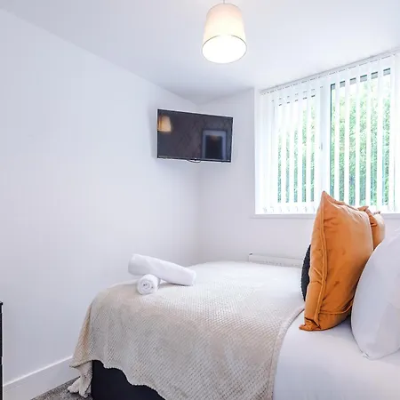 New! Spacious 3-bed House In By 53 Degrees Property, Ideal For Business & Contractors - Sleeps 9! *