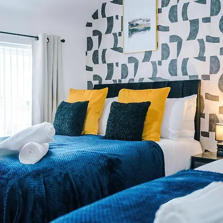 Hébergement de vacances New! Spacious 3-bed House In By 53 Degrees Property, Ideal For Business & Contractors - Sleeps 9!