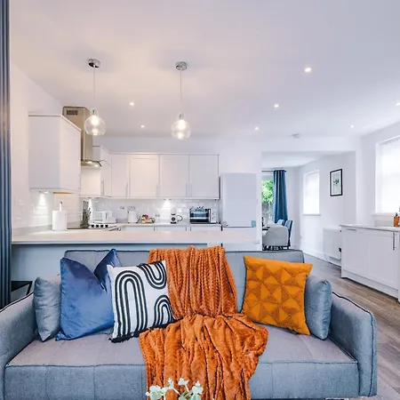 New! Spacious 3-bed House In By 53 Degrees Property, Ideal For Business & Contractors - Sleeps 9! Manchester